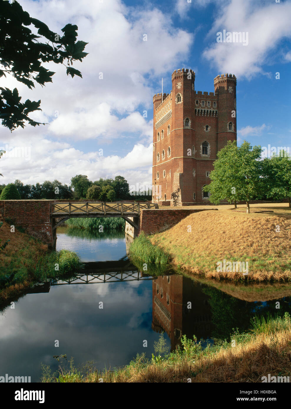 Tattershall Castle; Graben und Mitte des 15. Jahrhunderts halten rechteckige Turm bekannt für seine frühe Verwendung von Ziegeln. Lincolnshire, England, Vereinigtes Königreich Stockfoto