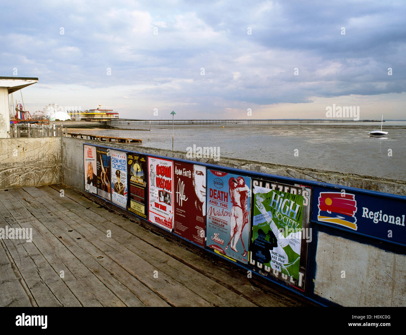 Alte Theaterplakate auf einer Plakatwand mit Blick auf die Flussmündung und Southend Pier, Essex, England, UK. Foto 1994. Stockfoto