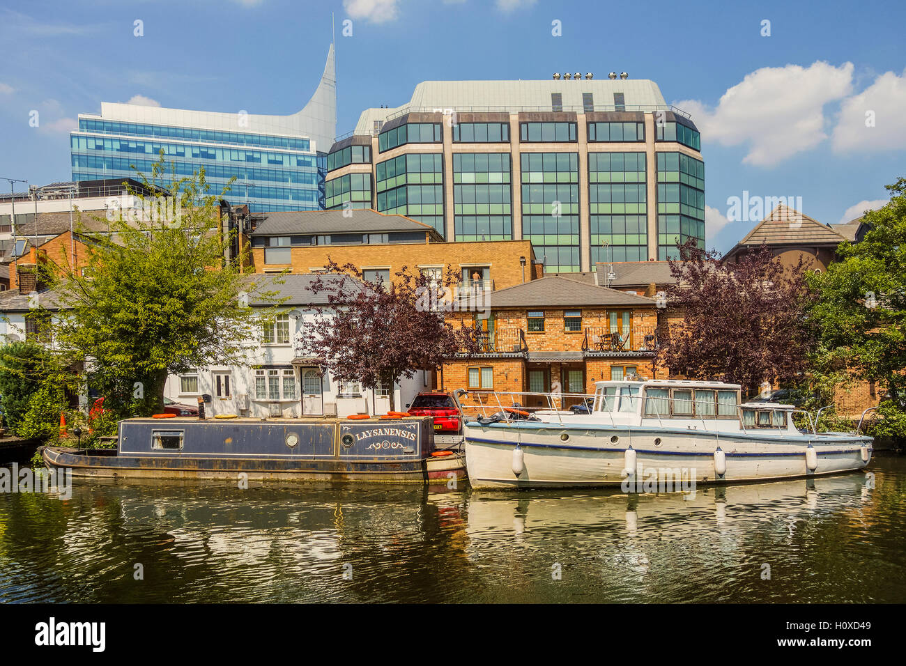 Kahn und Boot auf dem Kennet & Avon Kanal Reading Berkshire, UK Stockfoto