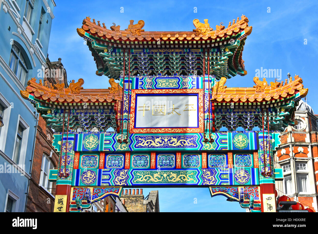 Chinatown farbenfrohe chinesische Dekorationen auf dem Tor gegenüber Wardour Straße, die den Haupteingang zur China Town Gemeinschaft West End markiert London, England, Großbritannien Stockfoto