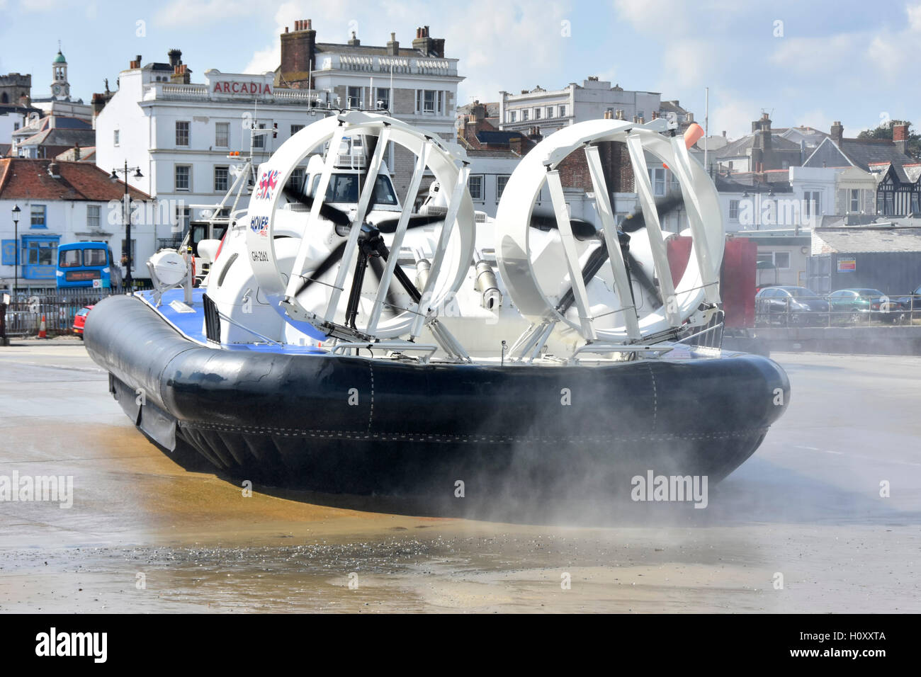 Hovercraft geparkt auf Ryde Stadtzentrum Strand Pol der Hovertravel öffentliches Verkehrsmittel Portsmouth nach Isle Of Wight, England UK über den Solent Stockfoto