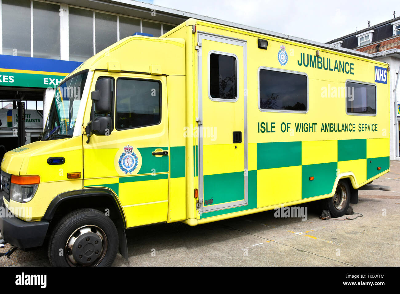 Newport Isle Of Wight England UK ungewöhnliche NHS emergency Ambulance Service Jumbulance Parken in einer Garage mit Rädern & Reifen kümmerten sich um Stockfoto