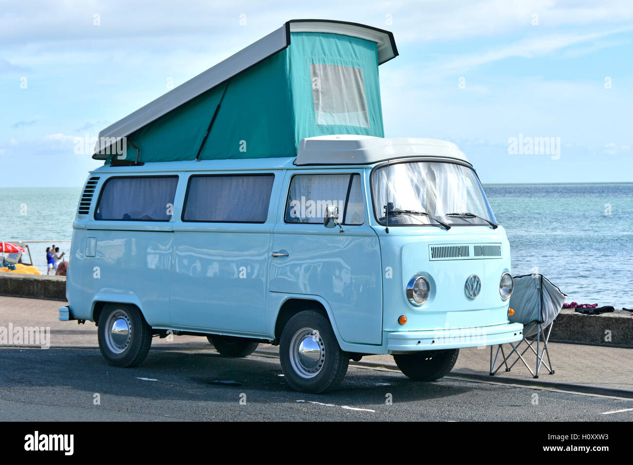 VW Volkswagen RV Motorhome Wohnmobil angehoben Dach geparkt Shanklin Meer Isle Of Wight, England UK Urlaub direkt am Meer Promenade Parkplatz Strand & Meer Stockfoto