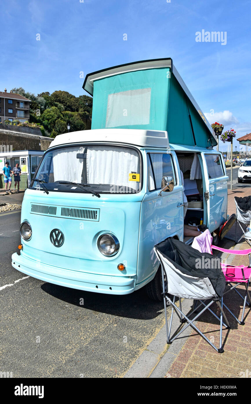 VW Volkswagen Wohnmobil Wohnmobil van erhöhte Dach geparkt Shanklin Seaside Isle of Wight England Großbritannien Urlaub Strandpromenade Parkplatz klappstuhl Stockfoto