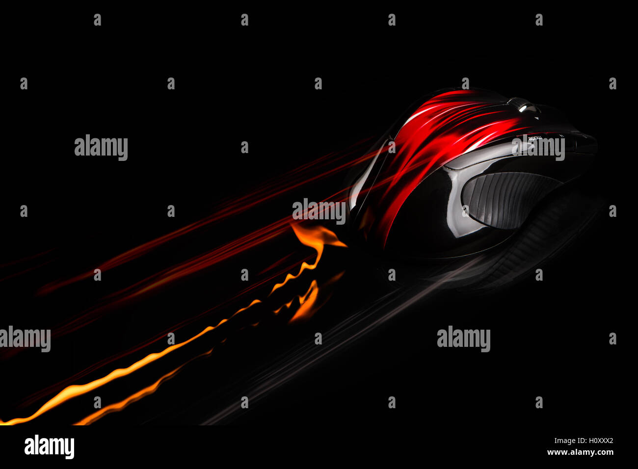 Pc-Maus im Zeitraffer mit Flammen und leichte Wanderwege. einzelnes Objekt auf schwarzem Hintergrund. Stockfoto