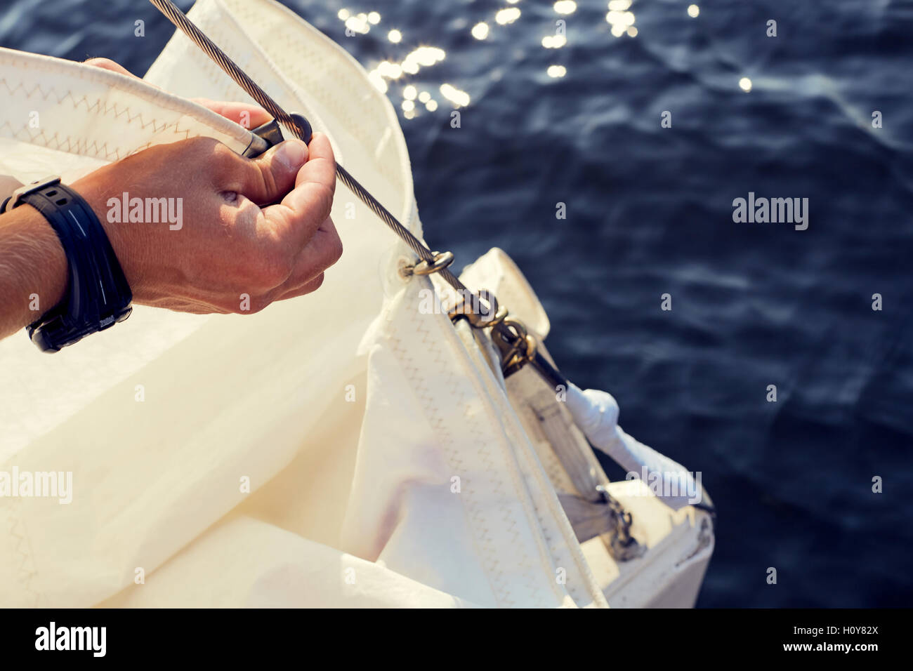 Vorbereitung vor dem Anheben Staysail segelt. Stockfoto