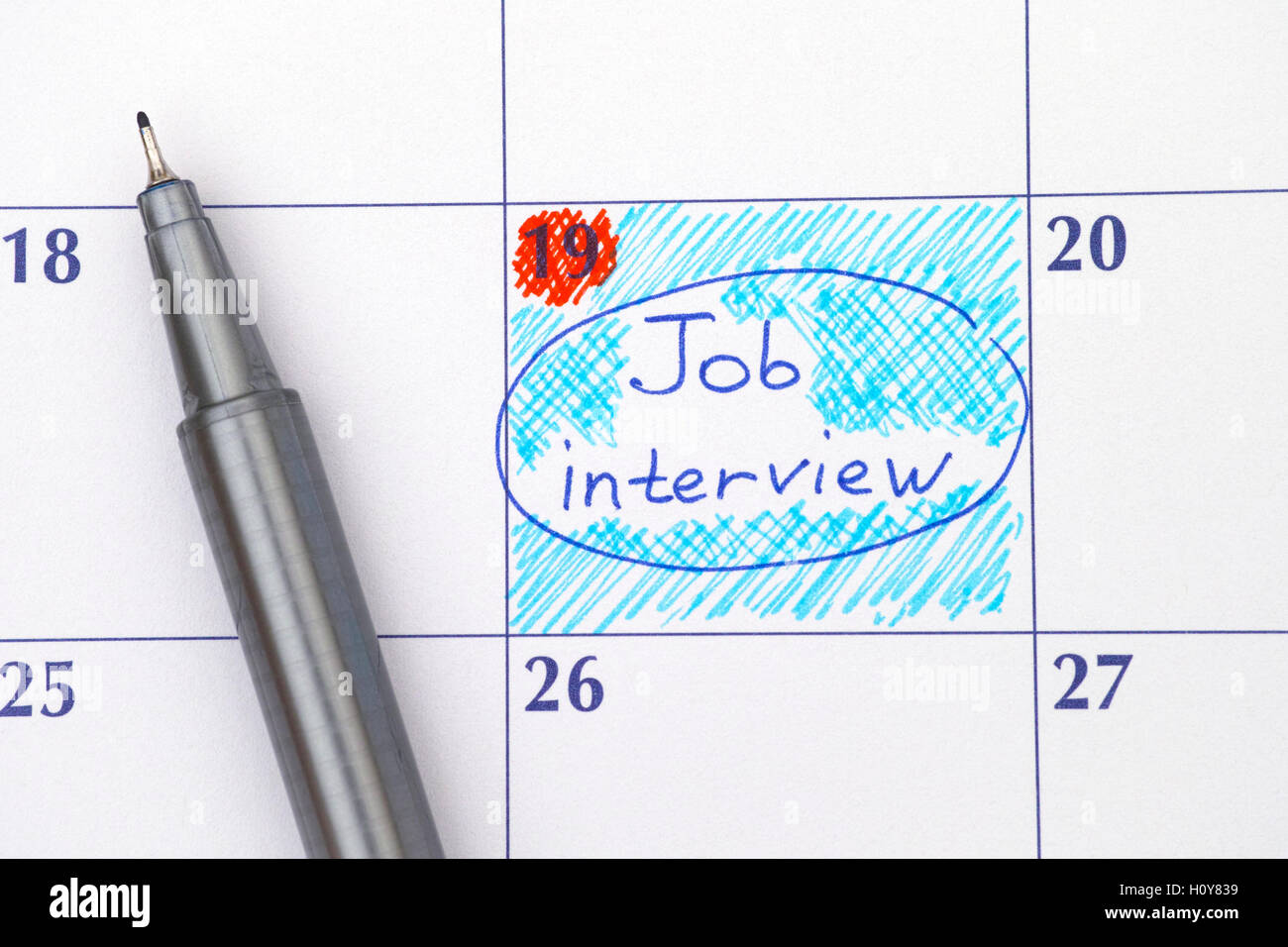 Job-Interview mit Erinnerung im Kalender mit blauen Stift. Stockfoto