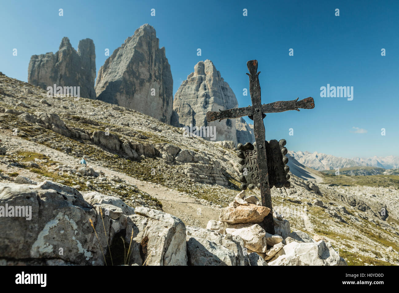 Metall-Kreuz und den Hintergrund der Tre Cime. Tre Cime di Lavaredo mit schönen blauen Himmel, Dolomiti di Sesto, Südtirol, Stockfoto