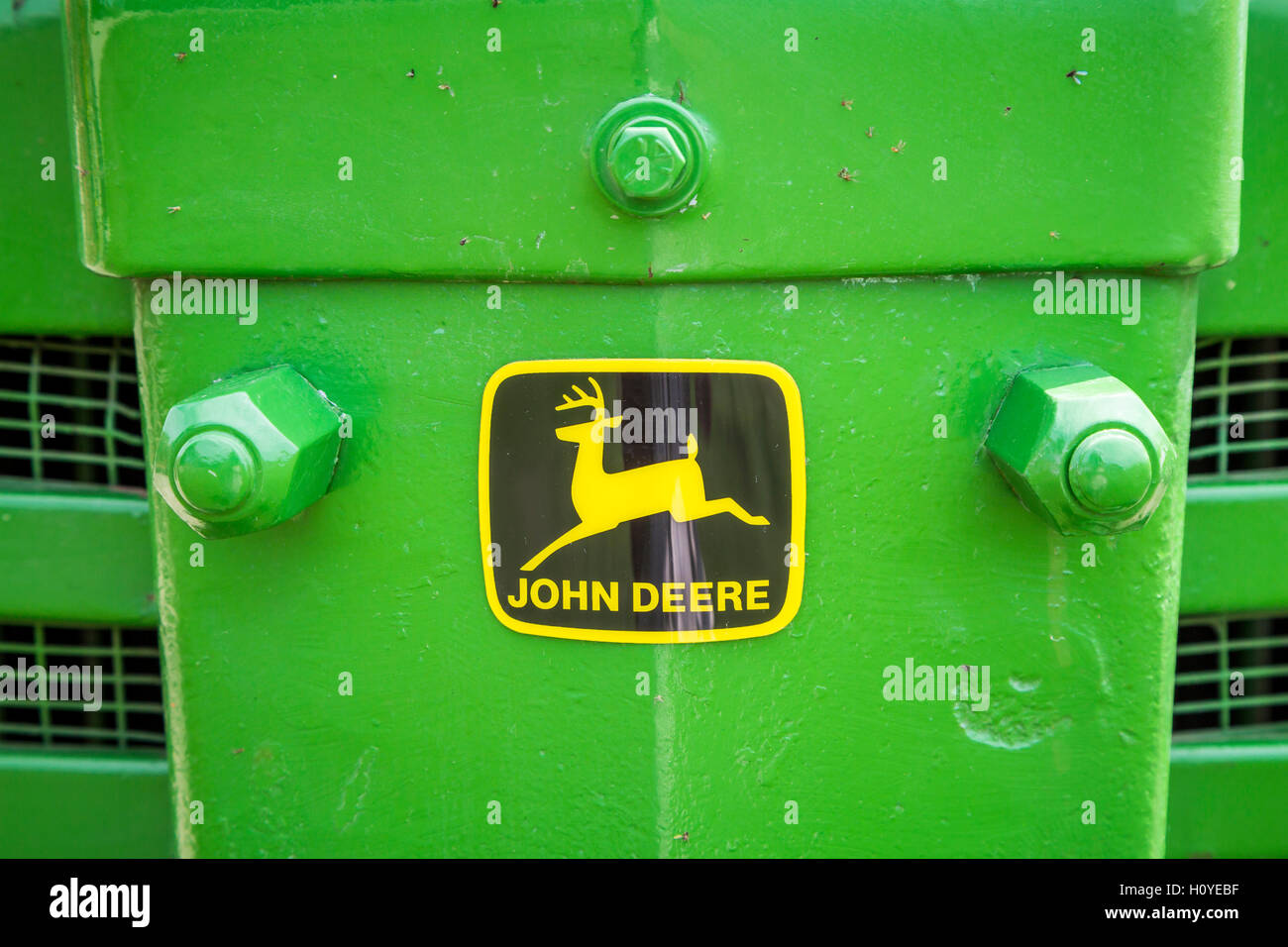 Nahaufnahme von einem John Deere-Emblem auf einem Oldtimer-Traktor am Traktor Trek 2016 in der Nähe von Winkler, Manitoba, Kanada. Stockfoto