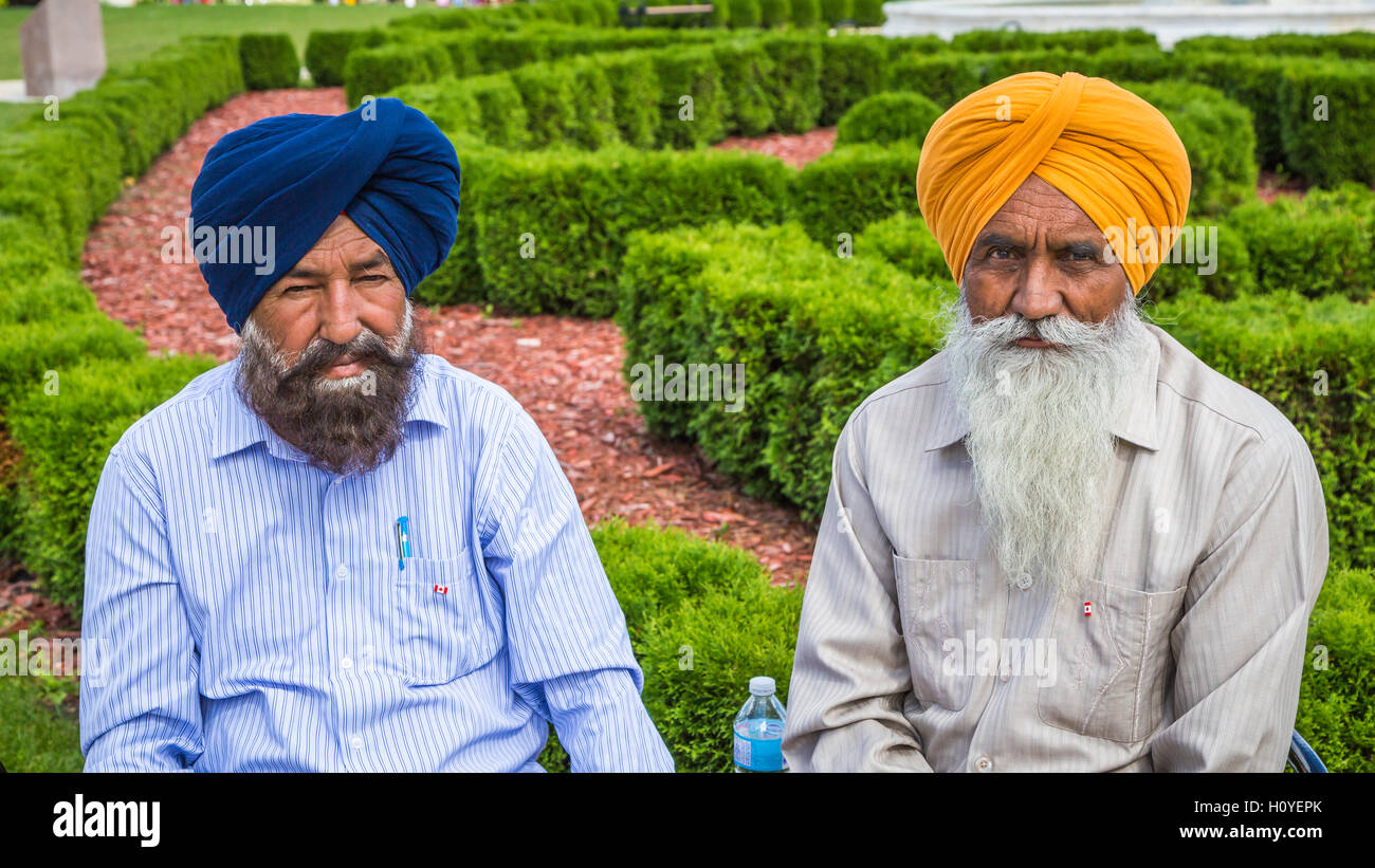 Zwei indische Männer mit Turban auf Kultur Fest 2016 statt in Bethel Heritage Park, Winkler, Manitoba, Kanada. Stockfoto