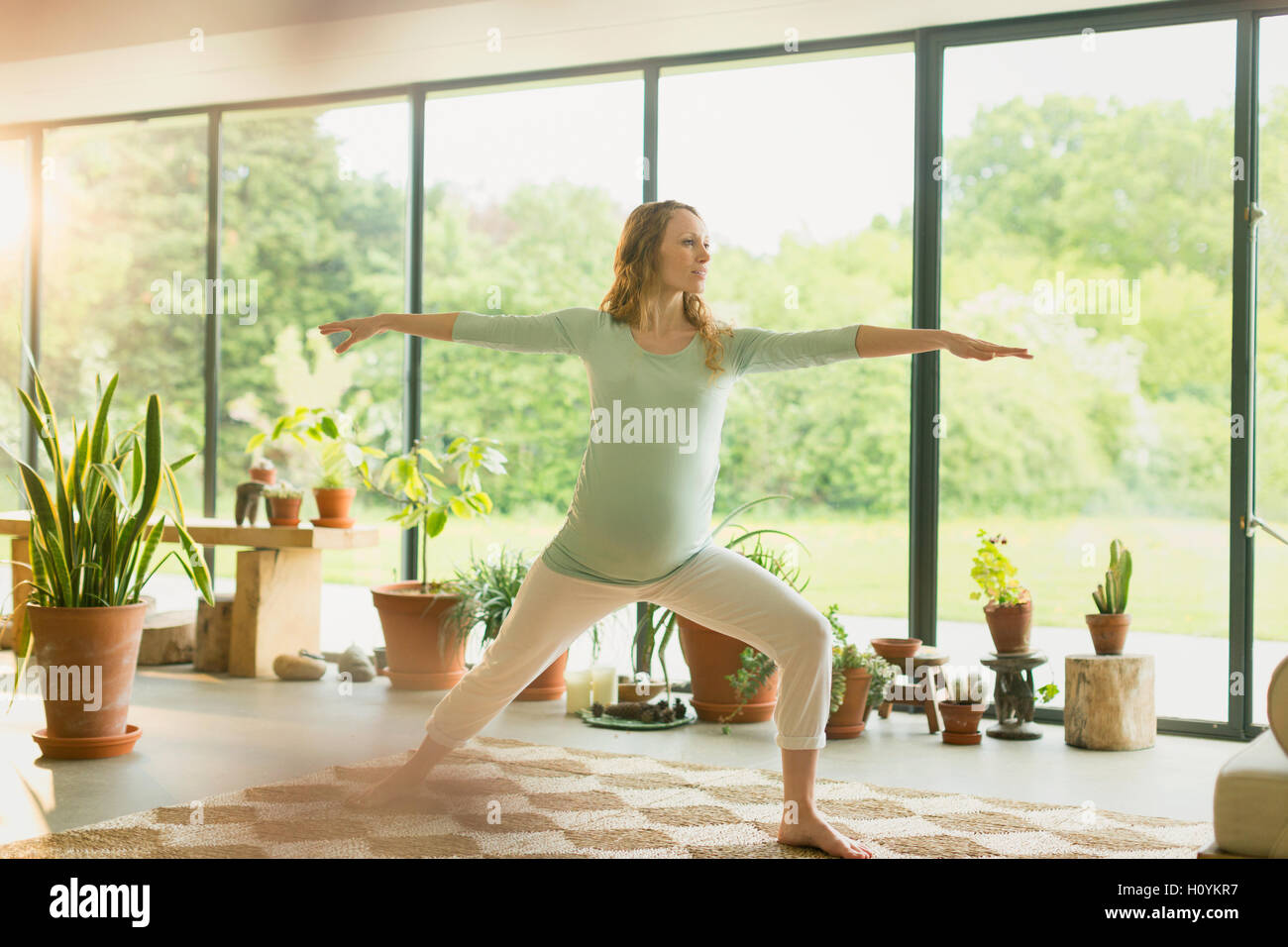 Schwangere Frau praktizieren Yoga Krieger 2 stellen Stockfoto