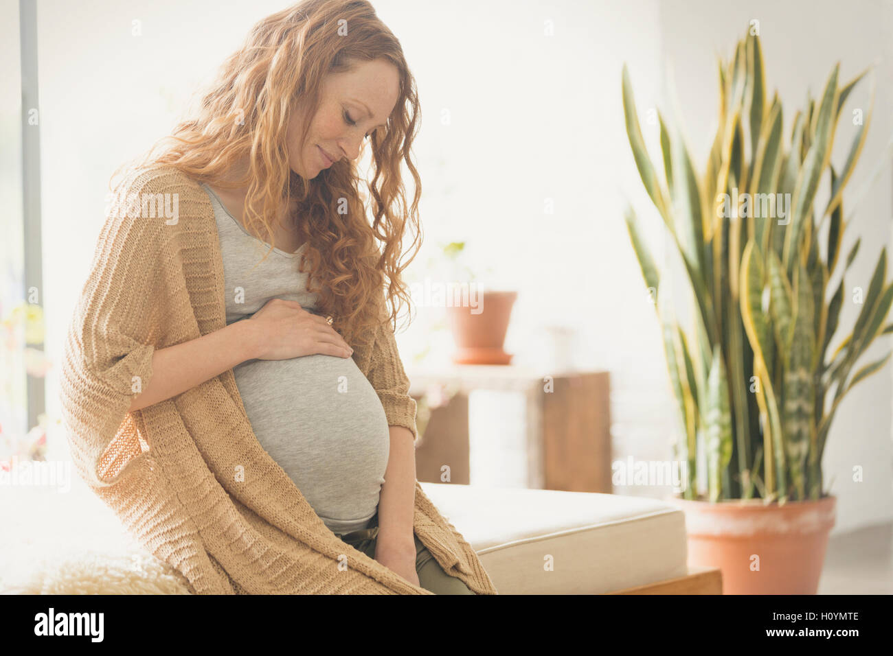 Schwangere Frau Holding Magen Stockfoto