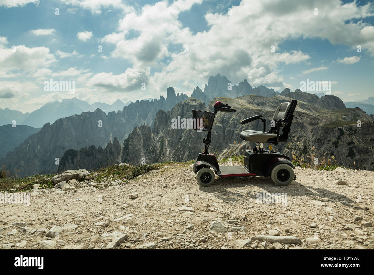 Mobile elektrische Buggys auf den Berg, Dolomiten, Italien. Deaktivieren Sie Auto. Motorisierten Rollstuhl für Einweg-Menschen. Stockfoto