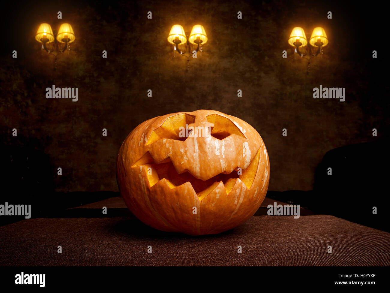 Halloweenkürbis Grimasse auf schwarzem Hintergrund Stockfoto