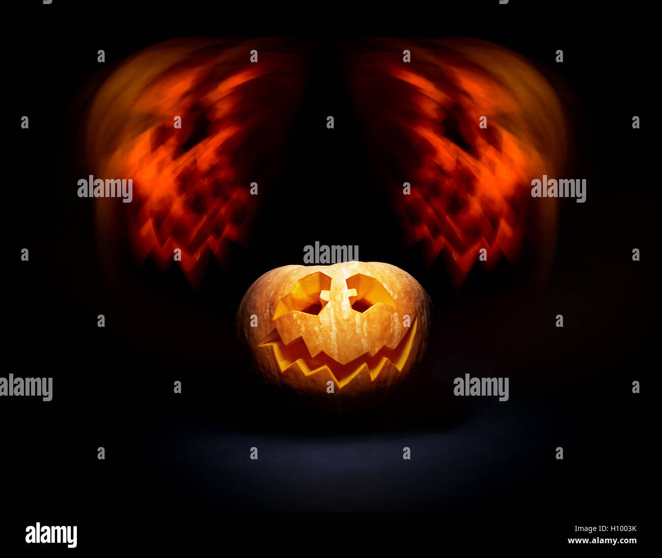 Halloweenkürbis Grimasse auf schwarzem Hintergrund Stockfoto