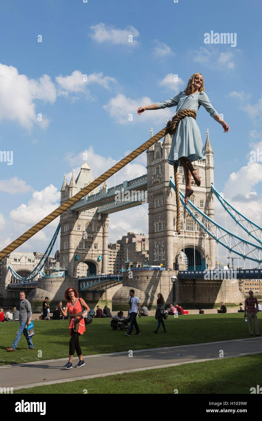 London, UK. 21. September 2016. Eigenartige treiben in London - Stars der neuen Tim Burton Film Miss Peregrine Hauses für besondere Kinder, Asa Butterfield und Ella Purnell, besuchen den Start des neuen Films in Potters Field Park. Sie sind gesellt sich ein Luftakrobat Sally Miller die ungewöhnlichen Fähigkeiten der Figur Emma Blooms Fähigkeit zu schwimmen ohne fremde Hilfe und ein Leben Wanderfalken, die Vogelgrippe Persona von Miss Peregrine, vor der Veröffentlichung des Films am kommenden Donnerstag zum Leben zu erwecken. Stockfoto