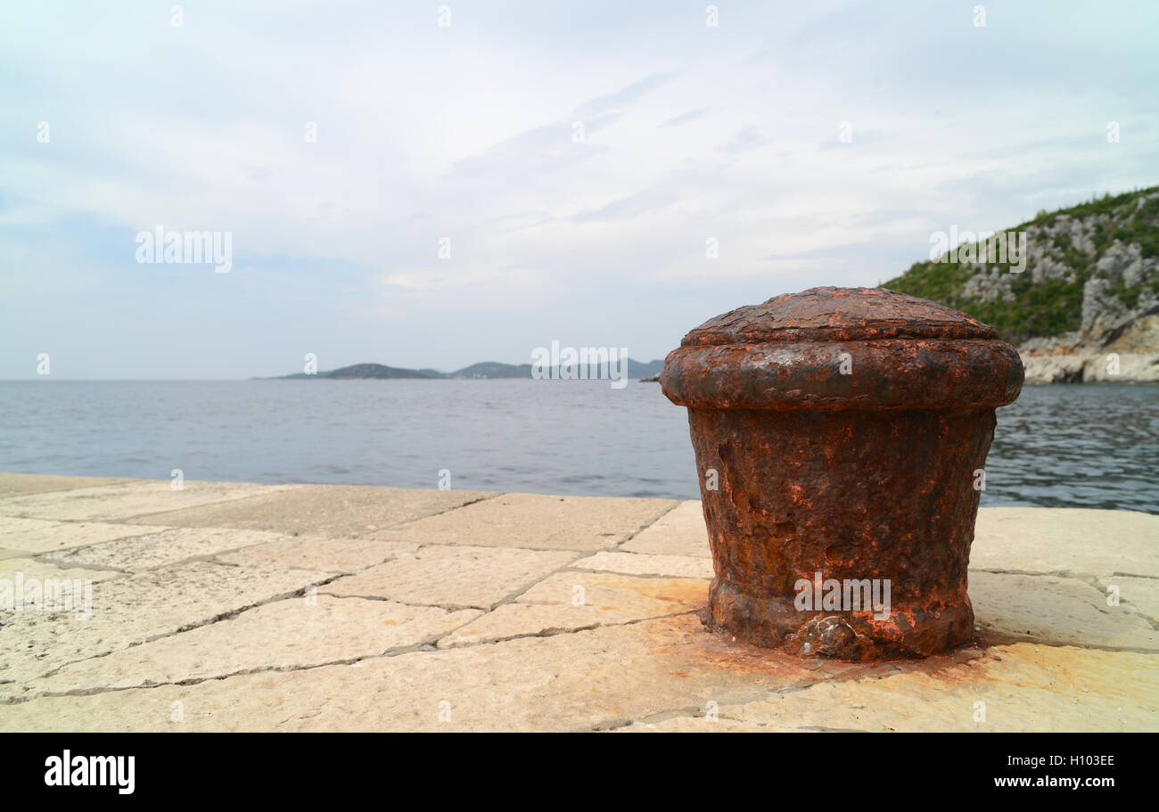 Rostiges Metall Bolard für großes Schiff festmachen. Stockfoto