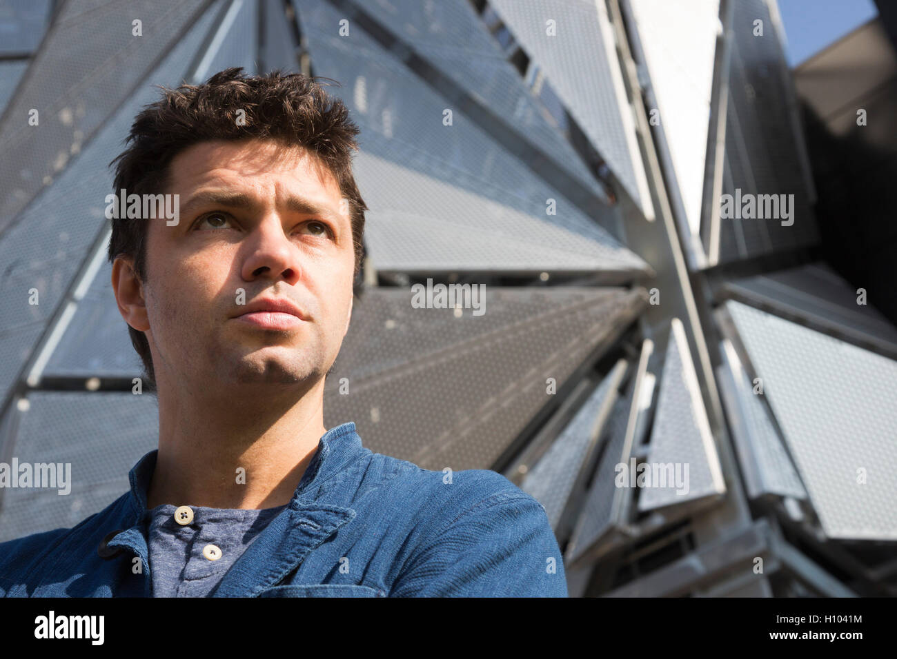 London, UK. 21. September 2016. Britischer Künstler Conrad Shawcross (im Bild) wurde von Ritter Drache beauftragt, eine große neue architektonische Intervention für Greenwich Peninsula zu erstellen. Die optischen Mantel Launces am 21. September 2016 als Teil der Halbinsel neue low Carbon Energy Centre und wurde in Zusammenarbeit mit dem Architekturbüro C.F. Møller Architekten entworfen. Die Energiezentrale wird wird im Herbst 2016 abgeschlossen sein und Wärmeenergie zu 15.000 neuen Häusern und Geschäften. Die Struktur ist 49 m hoch und 20 m breit und 3 m Tiefe und ist aus Alu gebaut worden Stockfoto