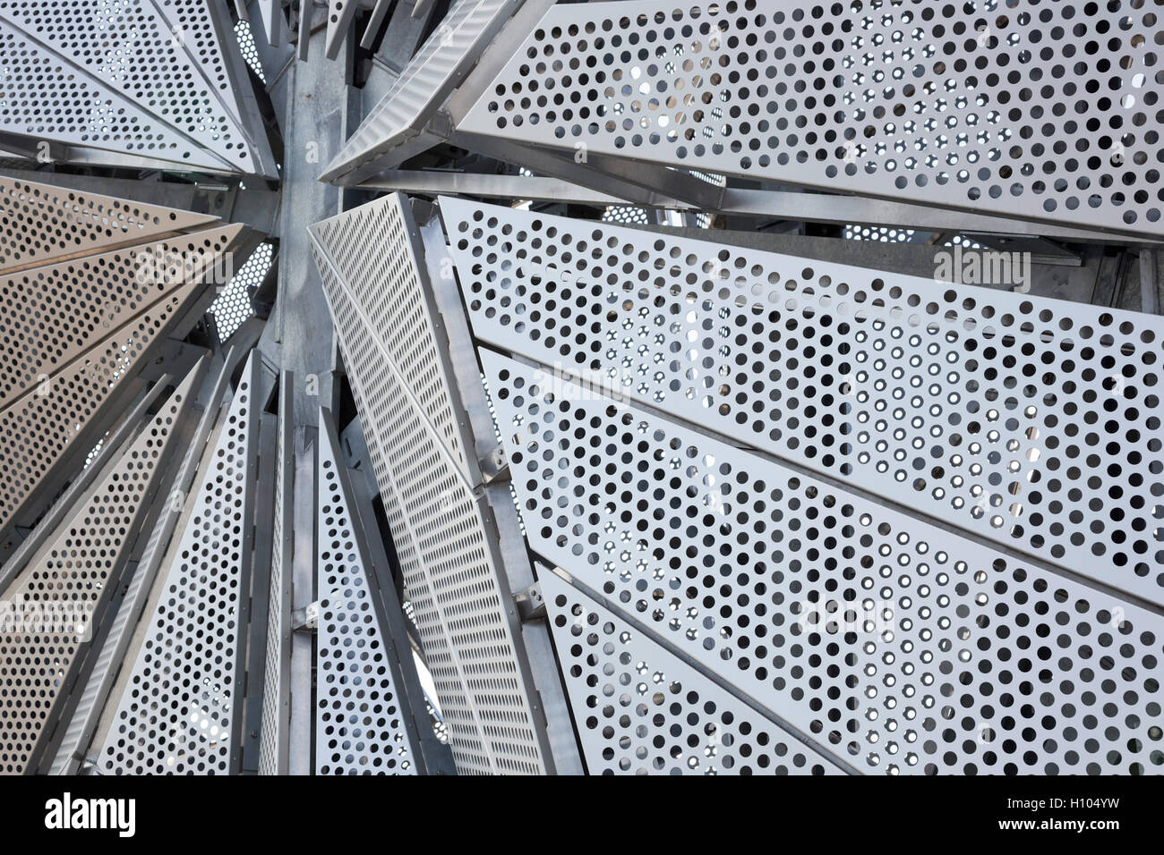 London, UK. 21. September 2016. Detailansicht der Paneele. Britischer Künstler Conrad Shawcross wurde von Ritter Drache beauftragt, eine große neue architektonische Intervention für Greenwich Peninsula zu erstellen. Die optischen Mantel Launces am 21. September 2016 als Teil der Halbinsel neue low Carbon Energy Centre und wurde in Zusammenarbeit mit dem Architekturbüro C.F. Møller Architekten entworfen. Die Energiezentrale wird wird im Herbst 2016 abgeschlossen sein und Wärmeenergie zu 15.000 neuen Häusern und Geschäften. Die Struktur hat ist 49 m hoch und 20 Meter breit und 3 Meter tief und Nachteile Stockfoto