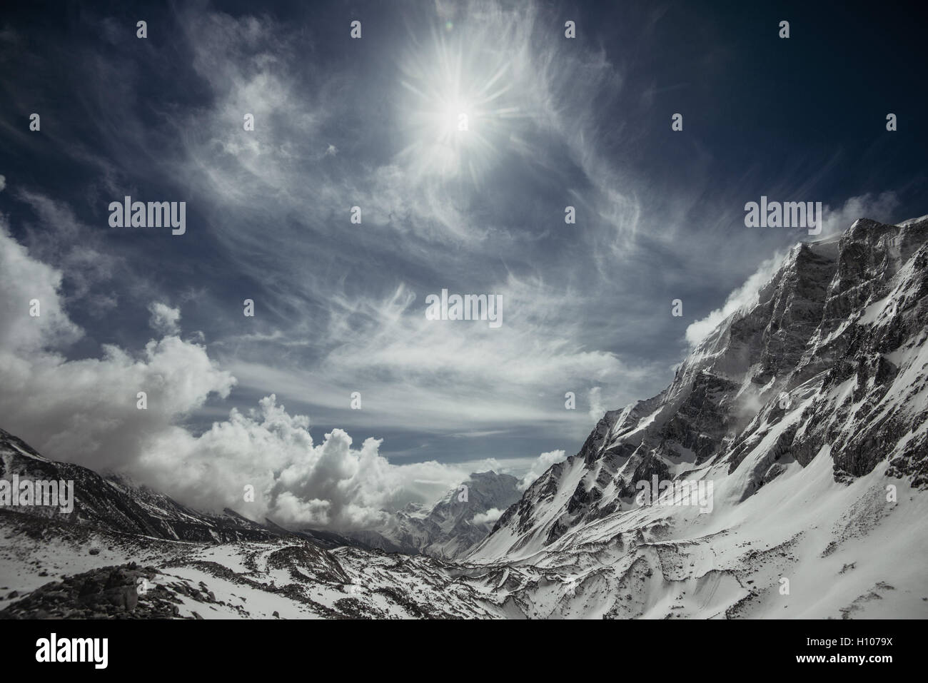 Berge im bewölkten Abendhimmel Stockfoto