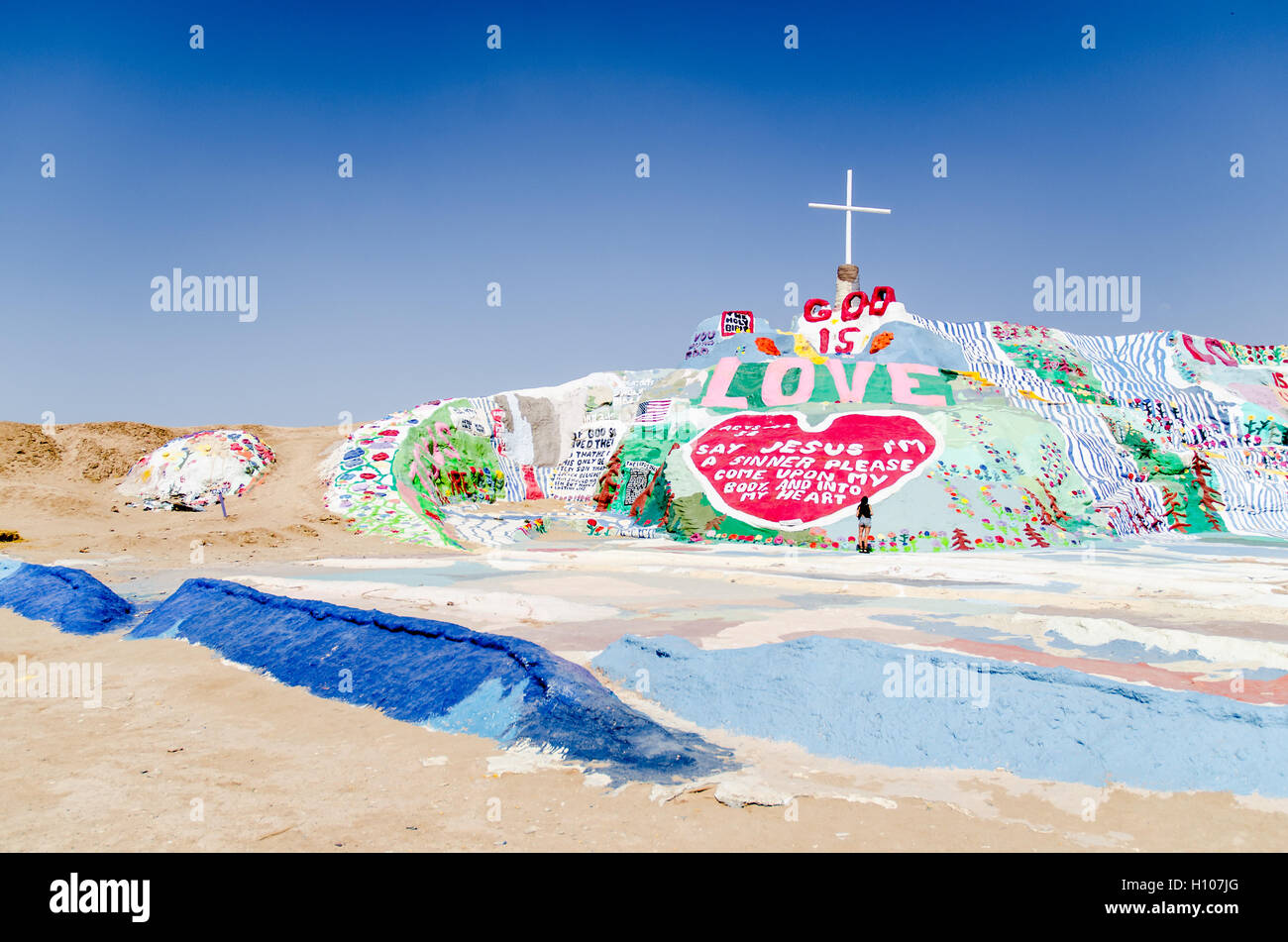 Salvation Mountain in Colorado Wüste neben Slab City, in der Nähe von Salton Sea. Gemalt mit christlichen Sprüchen und Bibelverse. Stockfoto