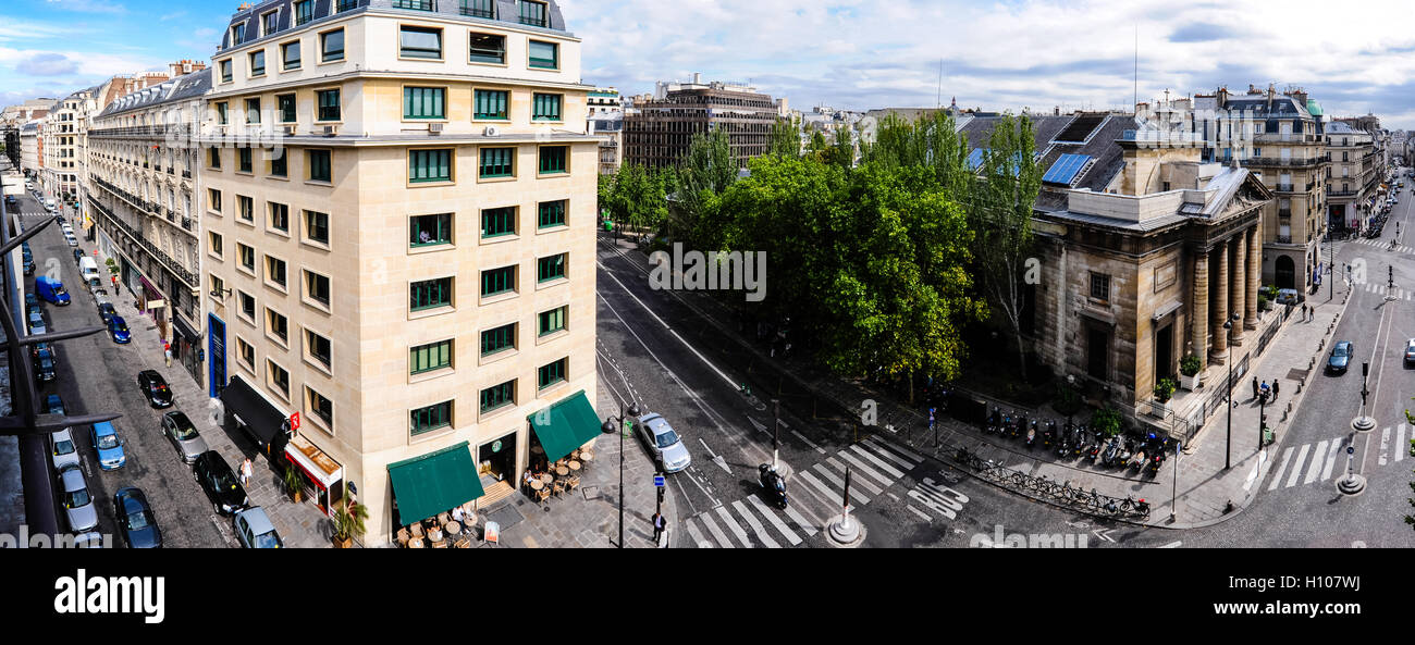 Paris, Frankreich. Panoramablick von der Rue du Faubourg Saint-Honore mit der Kirche von Saint-Philippe-du-Roule, ein historisches Denkmal. Stockfoto