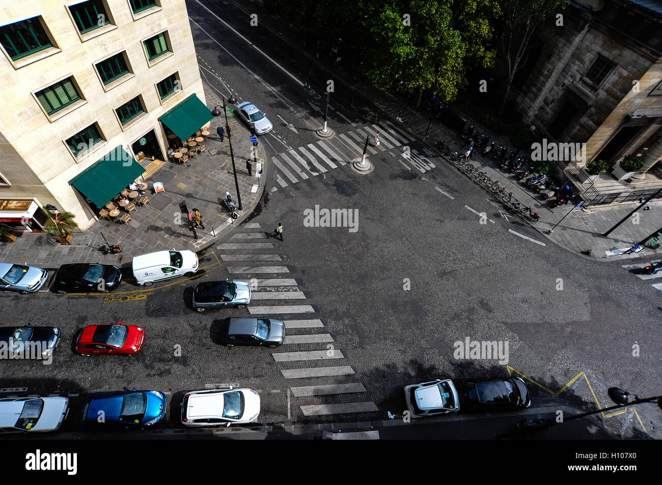 Paris, Frankreich. Blick vom Rue du Faubourg Saint-Honore mit der Kirche von Saint-Philippe-du-Roule, ein historisches Denkmal. Stockfoto