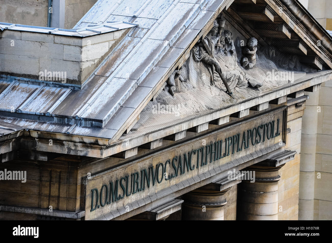 Paris, Frankreich. Blick vom Rue du Faubourg Saint-Honore mit der Kirche von Saint-Philippe-du-Roule, ein historisches Denkmal. Stockfoto
