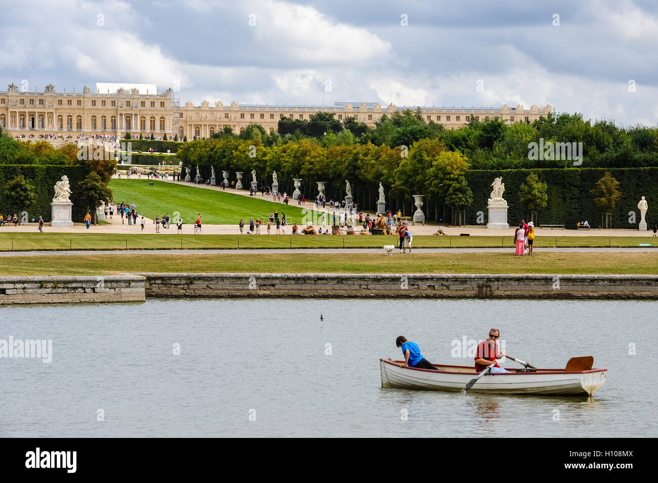 Das Schloss von Versailles oder einfach Versailles ist eine königliche