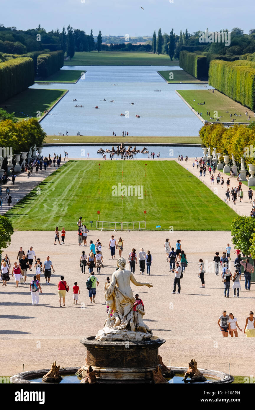 Das Schloss von Versailles oder einfach Versailles ist eine königliche Schloss in der Nähe von Paris, Frankreich. Die Gärten von Versailles mit dem Bassin de Latone. Apollo-Brunnen im Bassin d'Apollon und Canal Grande im Hintergrund. Stockfoto