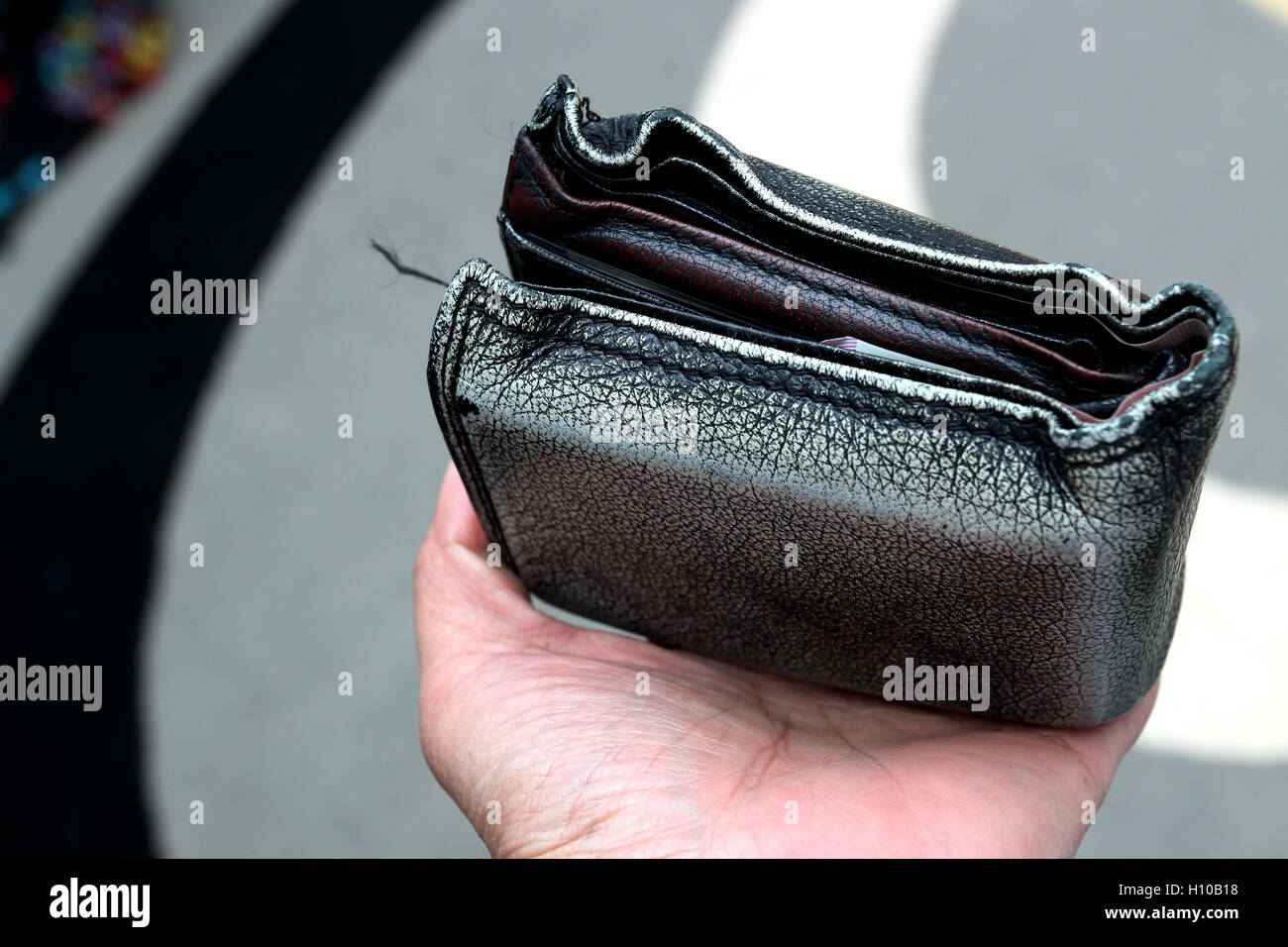 Hand halten alte abgenutzte Brieftasche Stockfoto