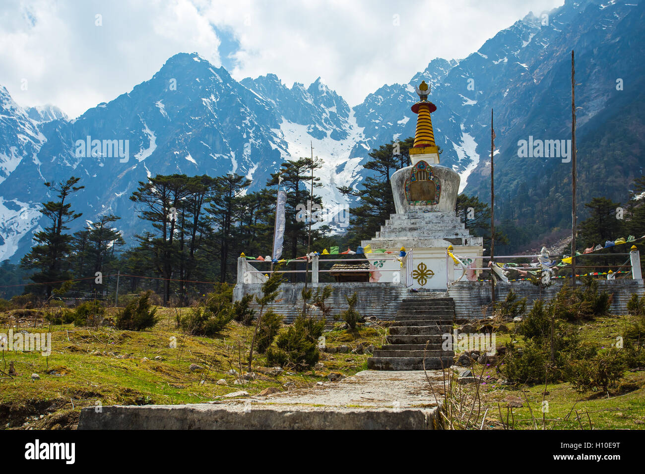 Der Stupa im Yumthang Valley in Lachung, Nord-Sikkim, Indien. Stockfoto