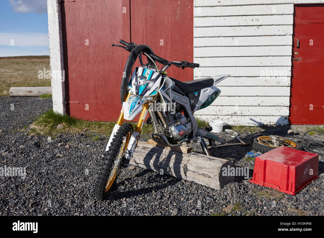 Reparatur einer Reifenpanne auf einem chinesischen Schmutz Trail-Bike von einem Landwirt zur Herde Schafe in Island Stockfoto