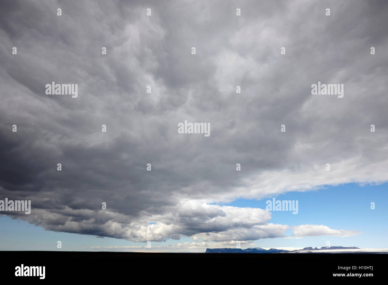 frontale Wolkenbildung über große Vulkanasche Wohnungen Island Stockfoto