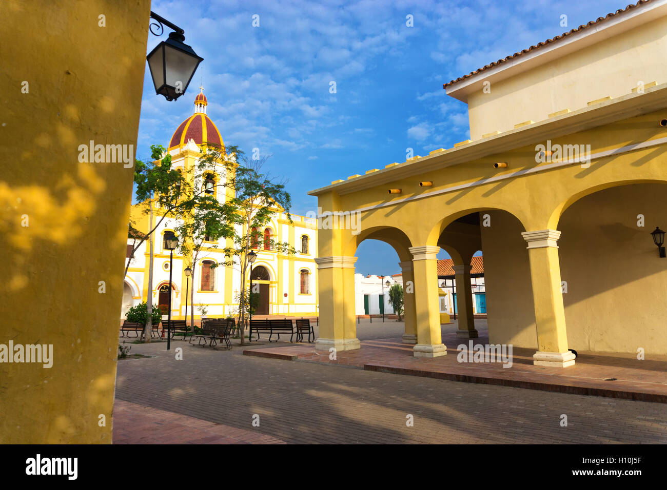Blick auf schöne gelbe Kolonialarchitektur in Mompox, Kolumbien Stockfoto