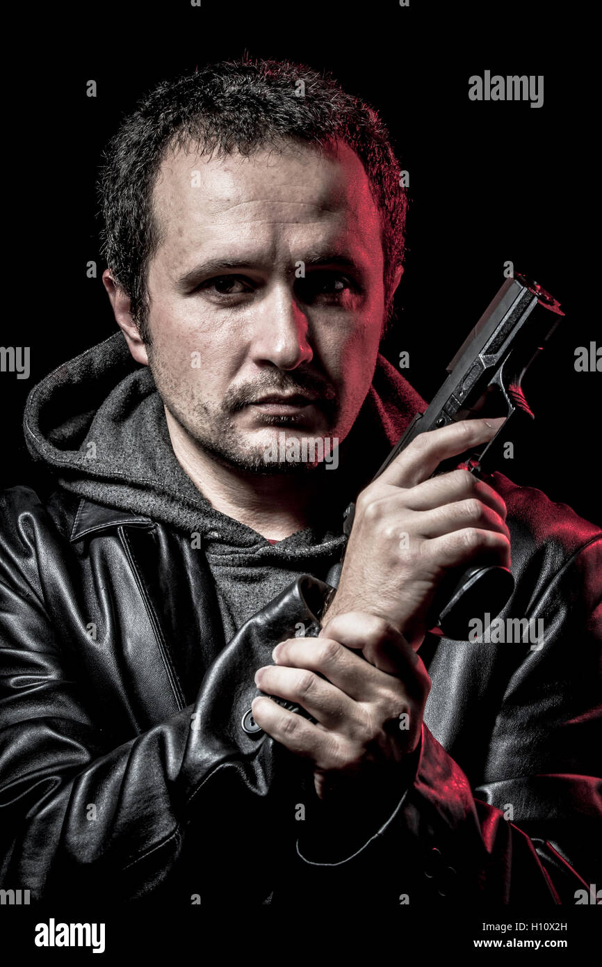 Housebreaker, Dieb, bewaffneter Mann mit schwarzer Lederjacke, Gefahr Stockfoto