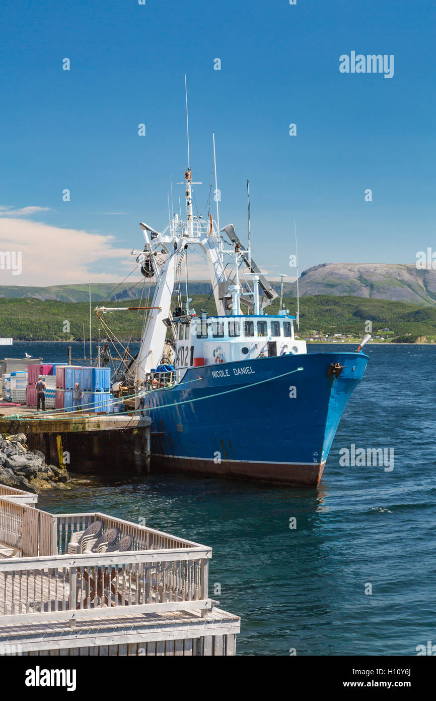 Ein Fischerboot am Dock an Woody Point, Neufundland und Labrador, Kanada. Stockfoto
