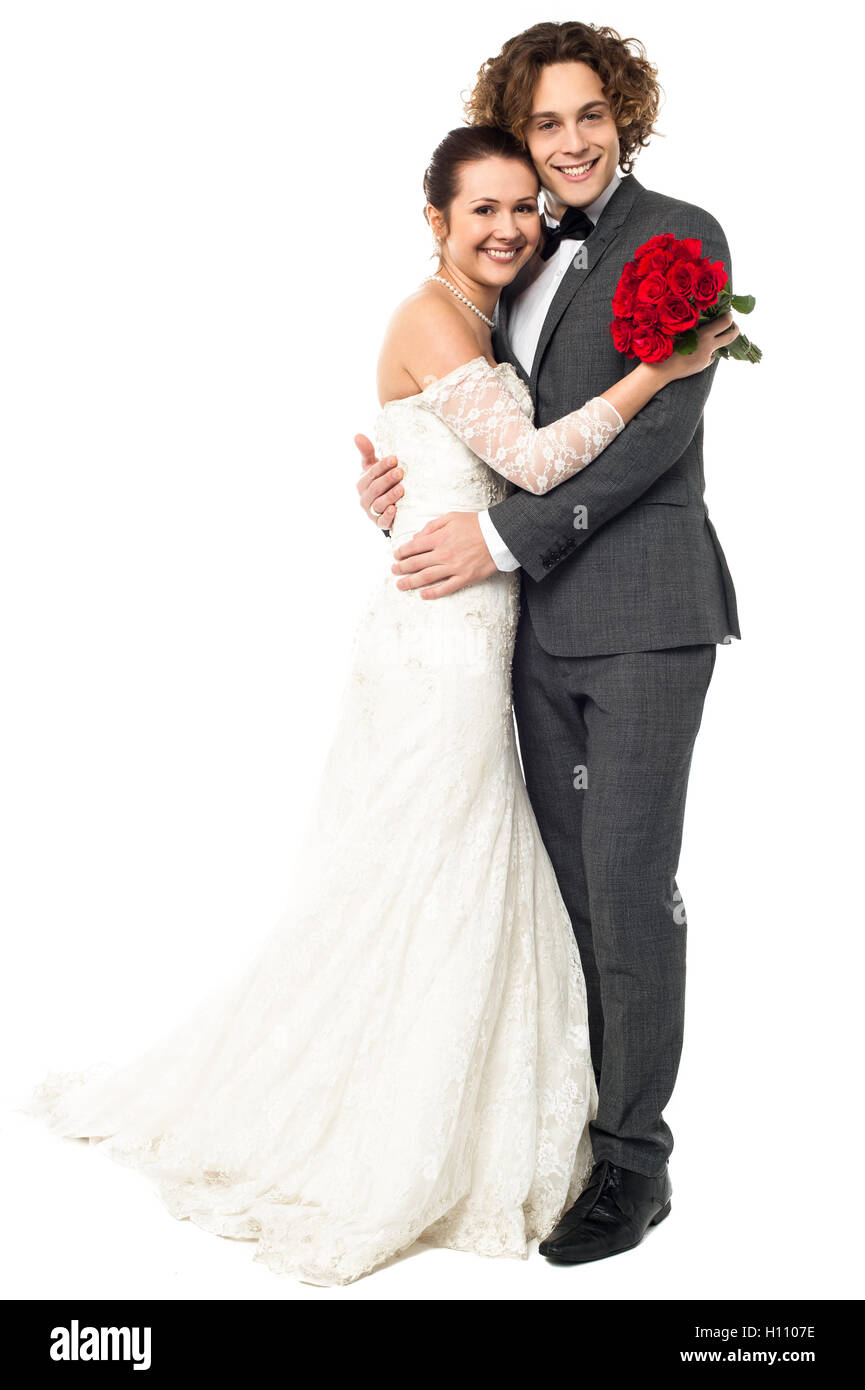 Schöne junge Ehepaar herzlich umarmt Stockfoto