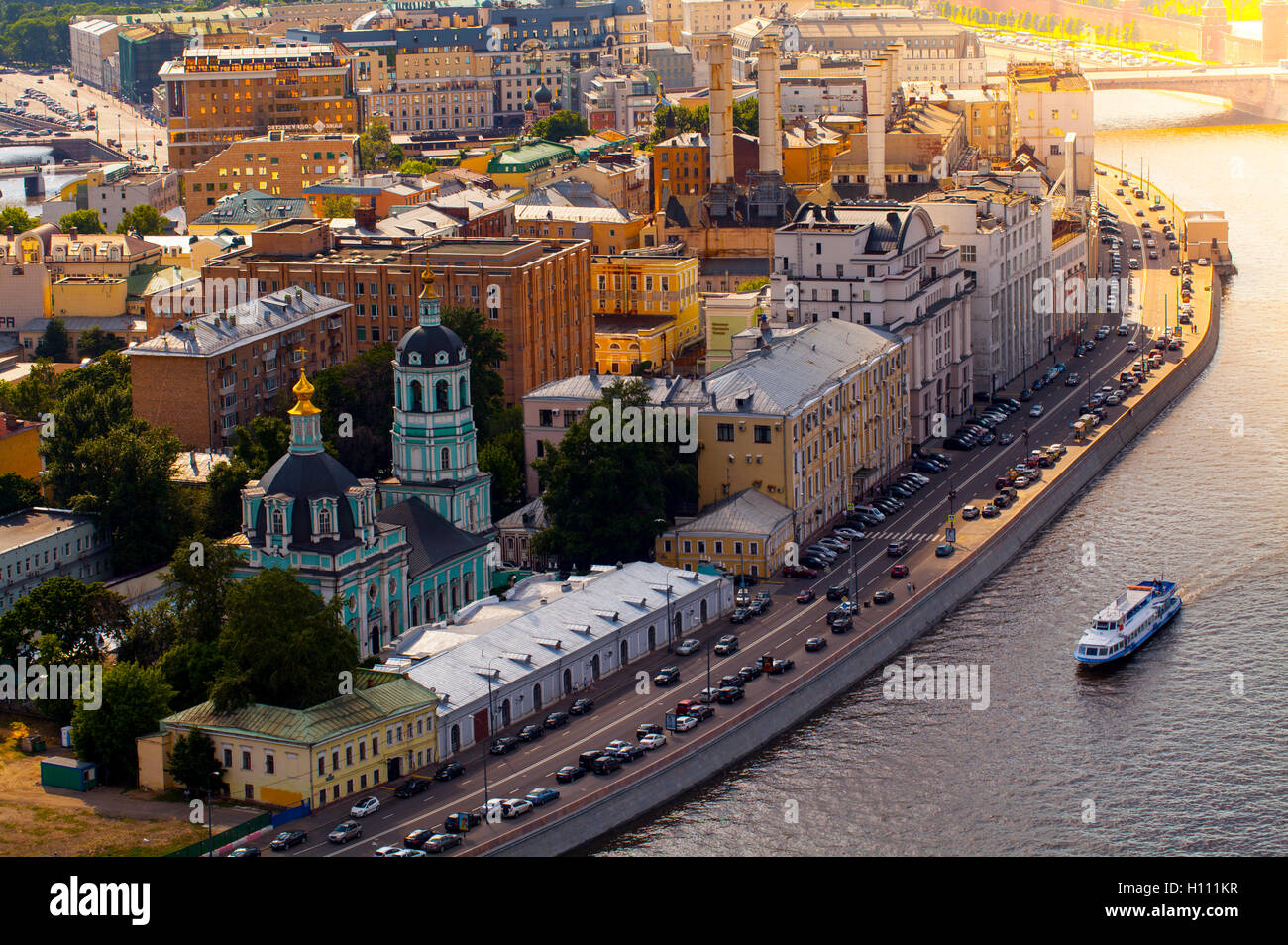 Moskau Stadt von oben mit Kirche Fluss und ein Boot Segeln in Moskau erschossen. Reisen und fliegen über Moskau, Russland. Sonnenuntergang cit Stockfoto