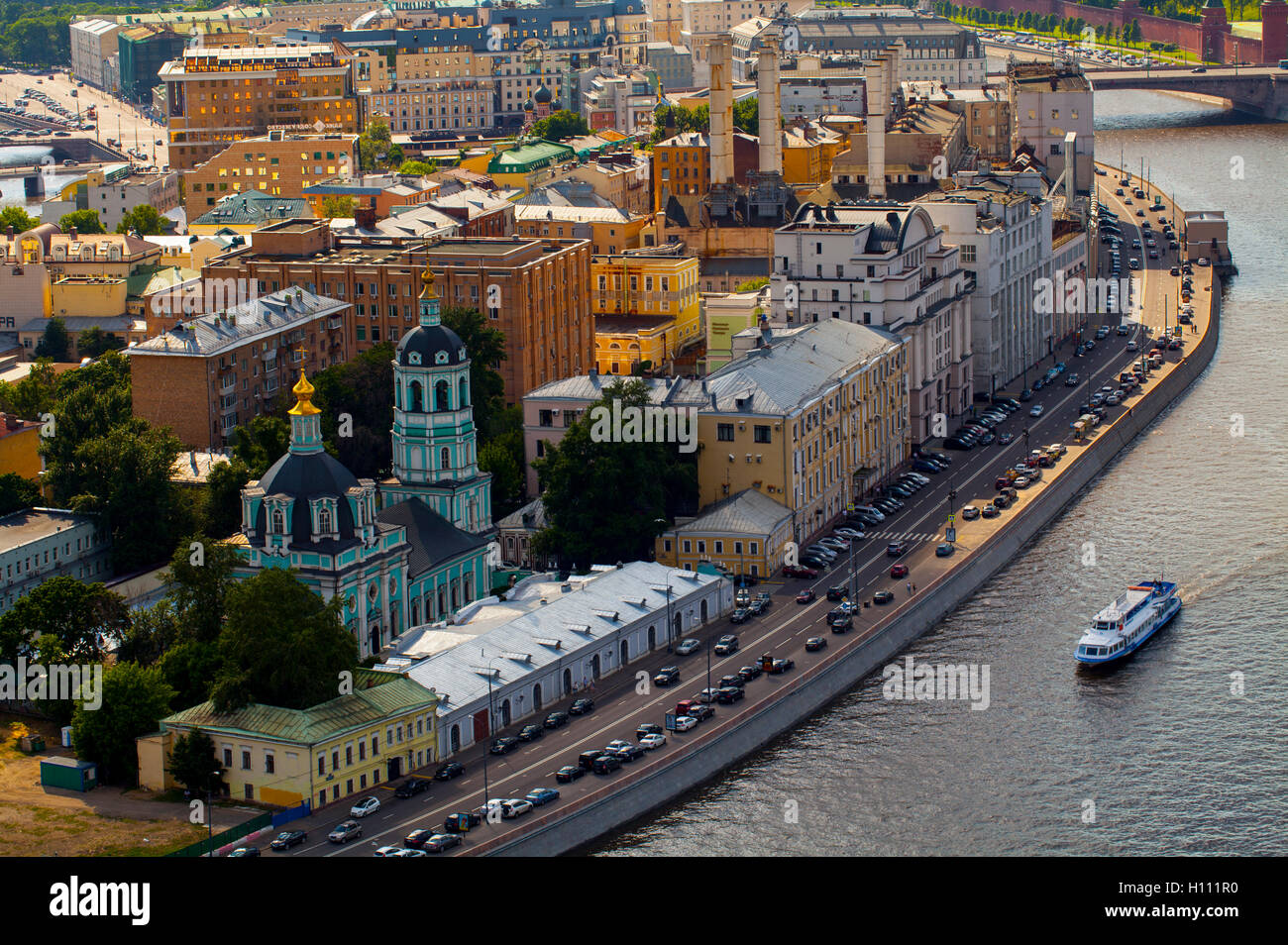 Moskau Stadt von oben mit Kirche Fluss und ein Boot Segeln in Moskau erschossen. Reisen und fliegen über Moskau, Russland. Sonnenuntergang cit Stockfoto
