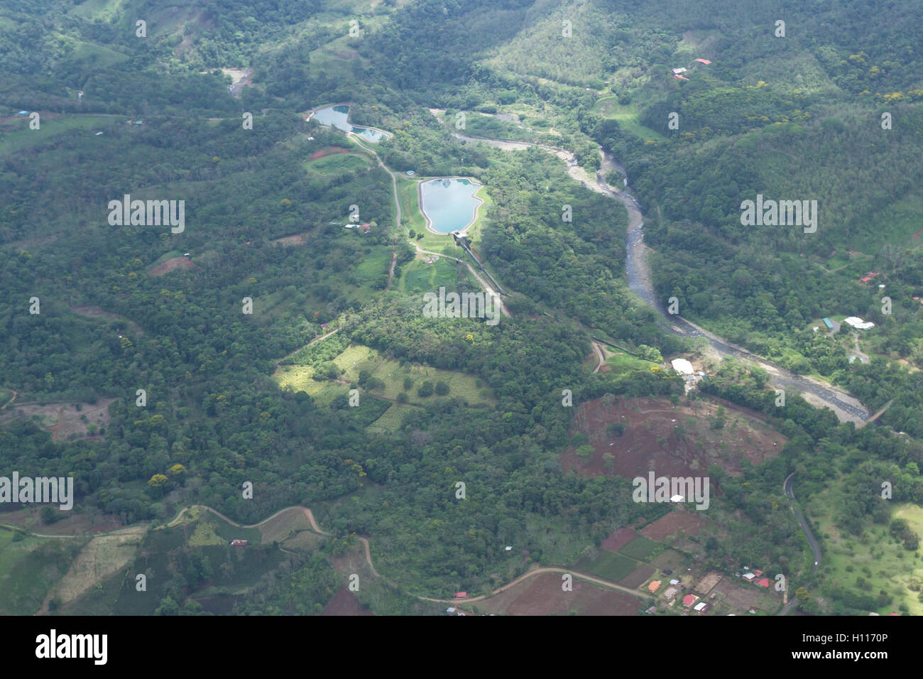 Alajuela, Costa Rica - 24.Mai: Die Landschaft der Costa Rica durch die Wolken bilden einen Inlandsflug, Costa Rica. 24. Mai 2016, Alajue Stockfoto