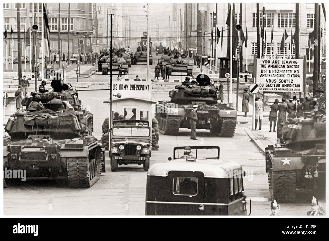 Checkpoint Charlie (Checkpoint C) Grenzübergang zwischen Ost- und West-Berlin während der Berlinkrise 1961. Foto zeigt den Blick nach unten Friedrichstraße vom amerikanischen Sektor mit US und sowjetische Panzer, die einander am 28. Oktober bei einem 16-Stunden-Patt gegenüber. Stockfoto