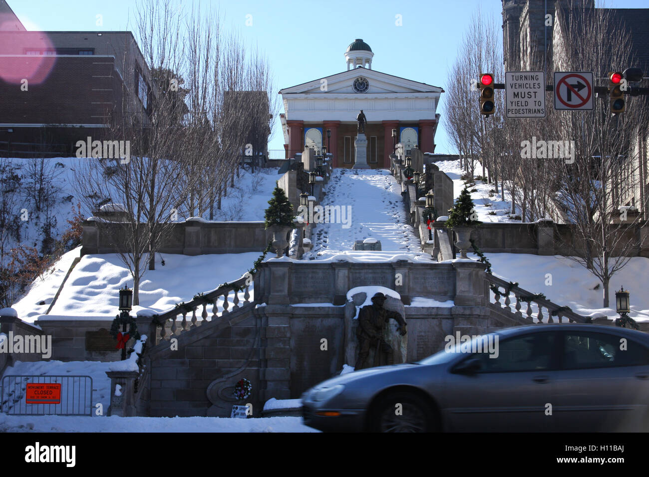 Lynchburg, Virginia, USA. The Listening Post, auch bekannt als die Doughboy-Statue, vor der Monument Terrace, im Winter. Stockfoto