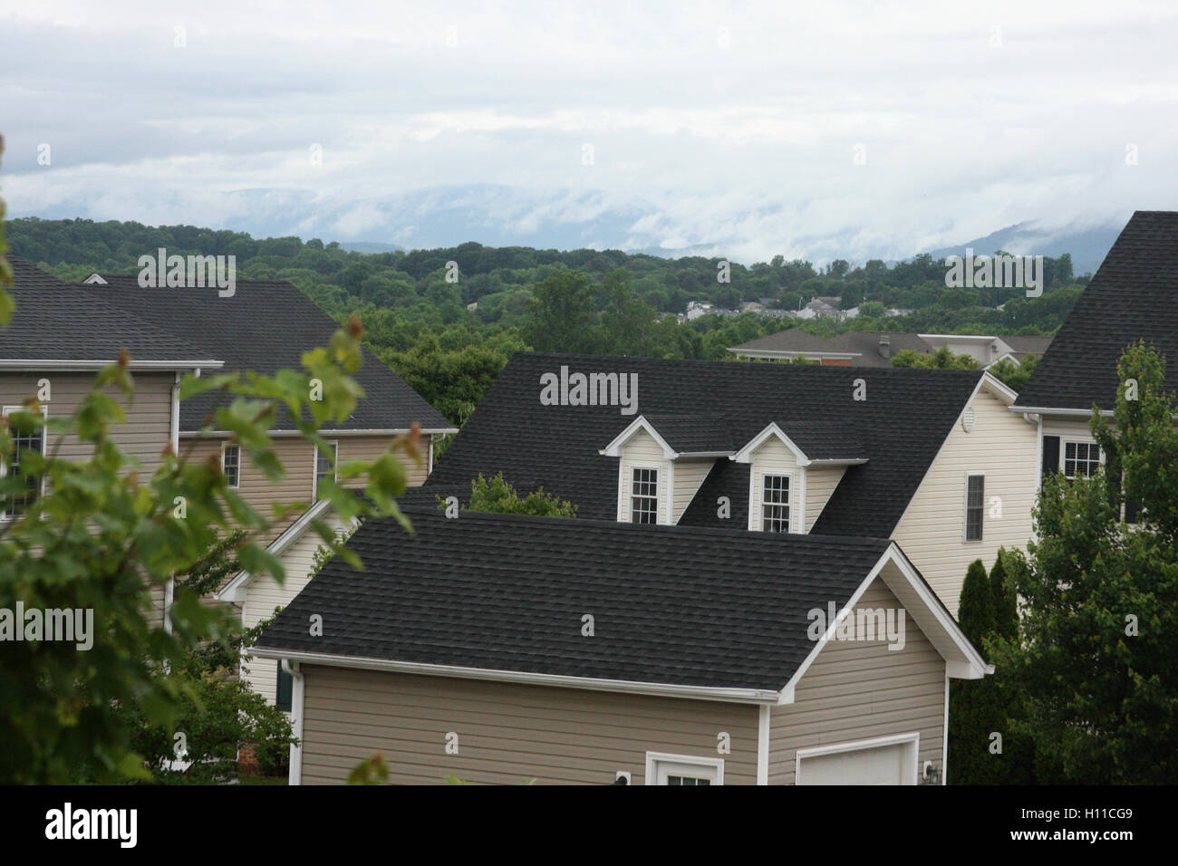 Blue Ridge Mountains hinter einer neuen Wohnanlage in Forest, Virginia, USA Stockfoto