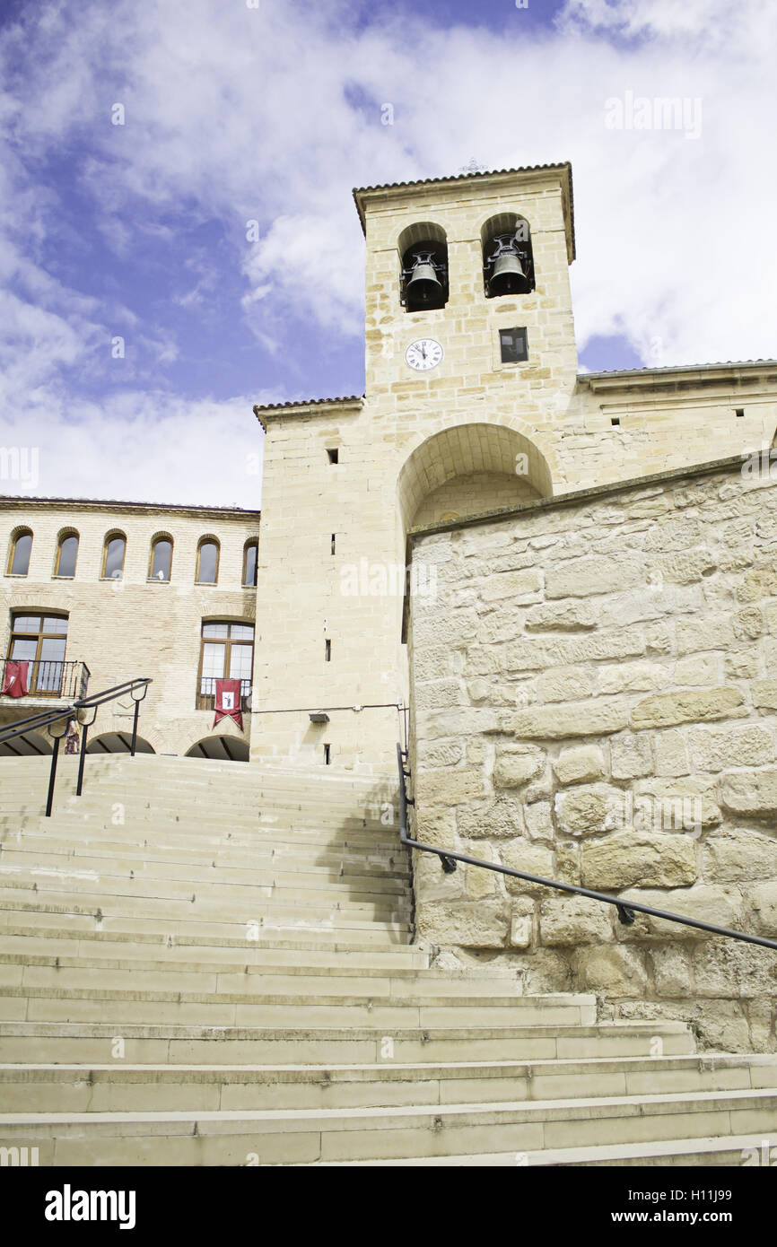 Schloss mit Treppen und blauer Himmel in Navarra, Bau Stockfoto