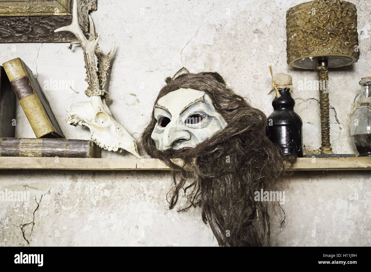 Furchterregende Maske auf alten Haus, gothic Dekoration Stockfoto
