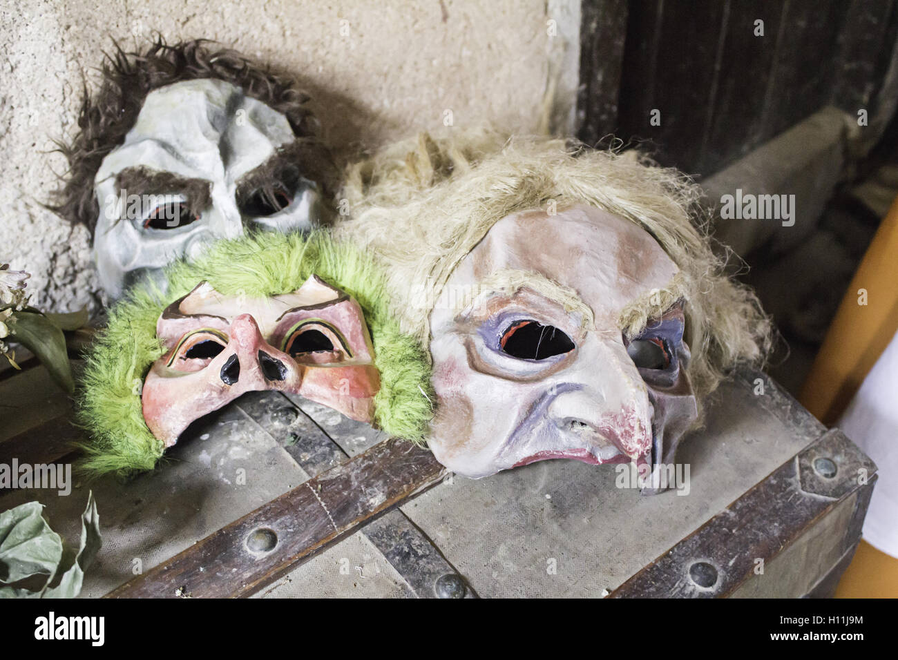 Furchterregende Maske auf alten Haus, gothic Dekoration Stockfoto