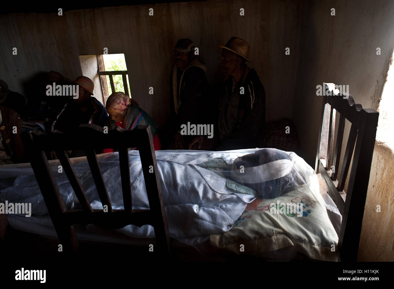 Leiche einer alten Frau in Beerdigung statt + Hinterbliebenen Angehörigen (Madagaskar) Stockfoto