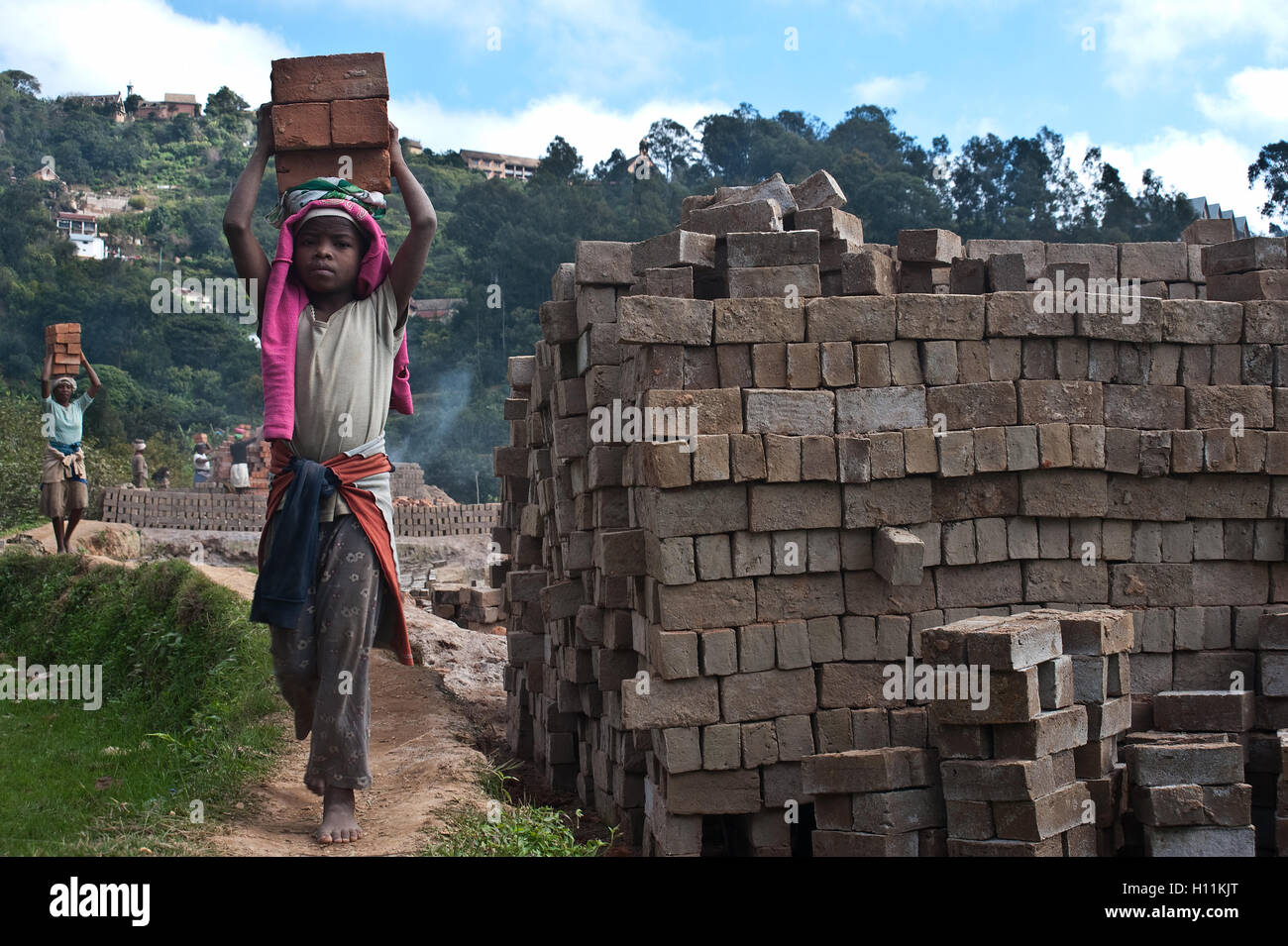 Mädchen arbeiten in einer Ziegelei (Madagaskar) Stockfoto