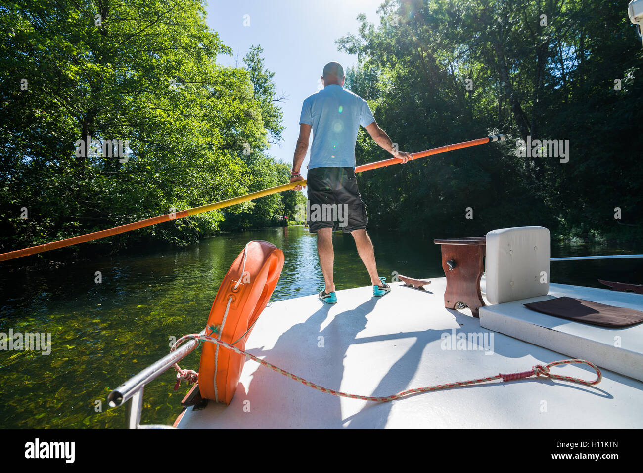 Bootsfahrt auf dem Fluss La Dronne in Brantome, Dordogne, Aquitaine, Frankreich. Stockfoto